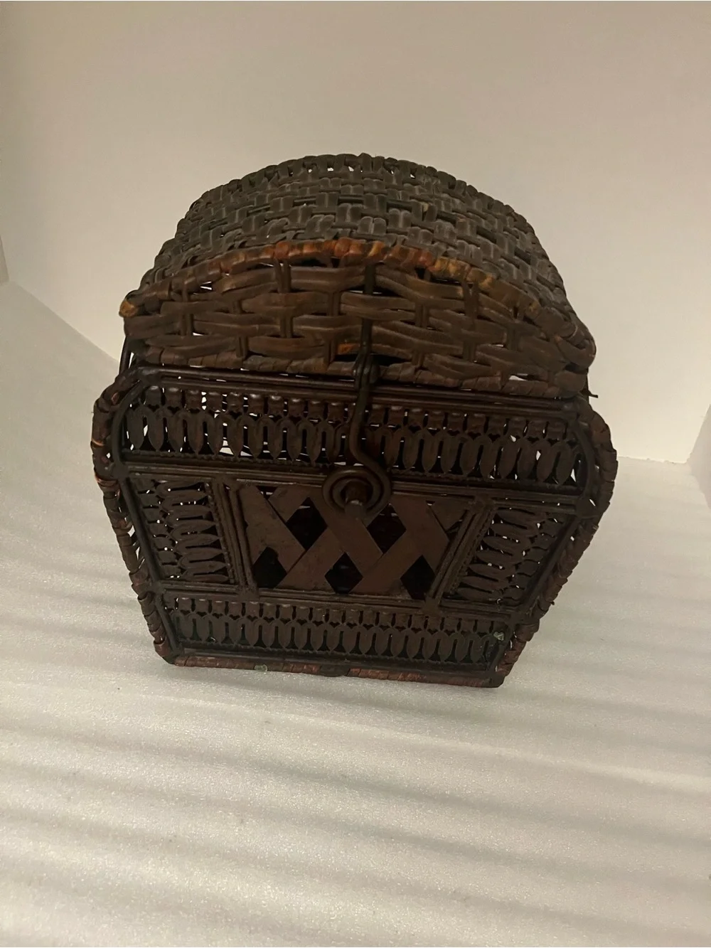 Small Brown Rectangular Wicker Lidded Basket, Vintage Rustic Indoor Decor 10x9x6